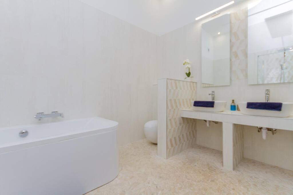 The Opulent Oasis By Newave Apartments Budapest Exterior foto